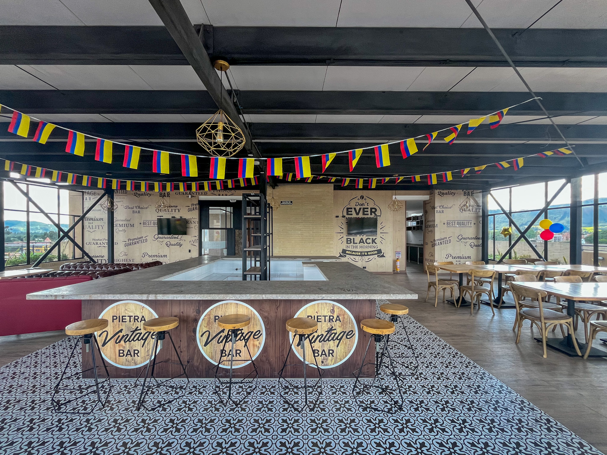 Salón social del rooftop con barra
