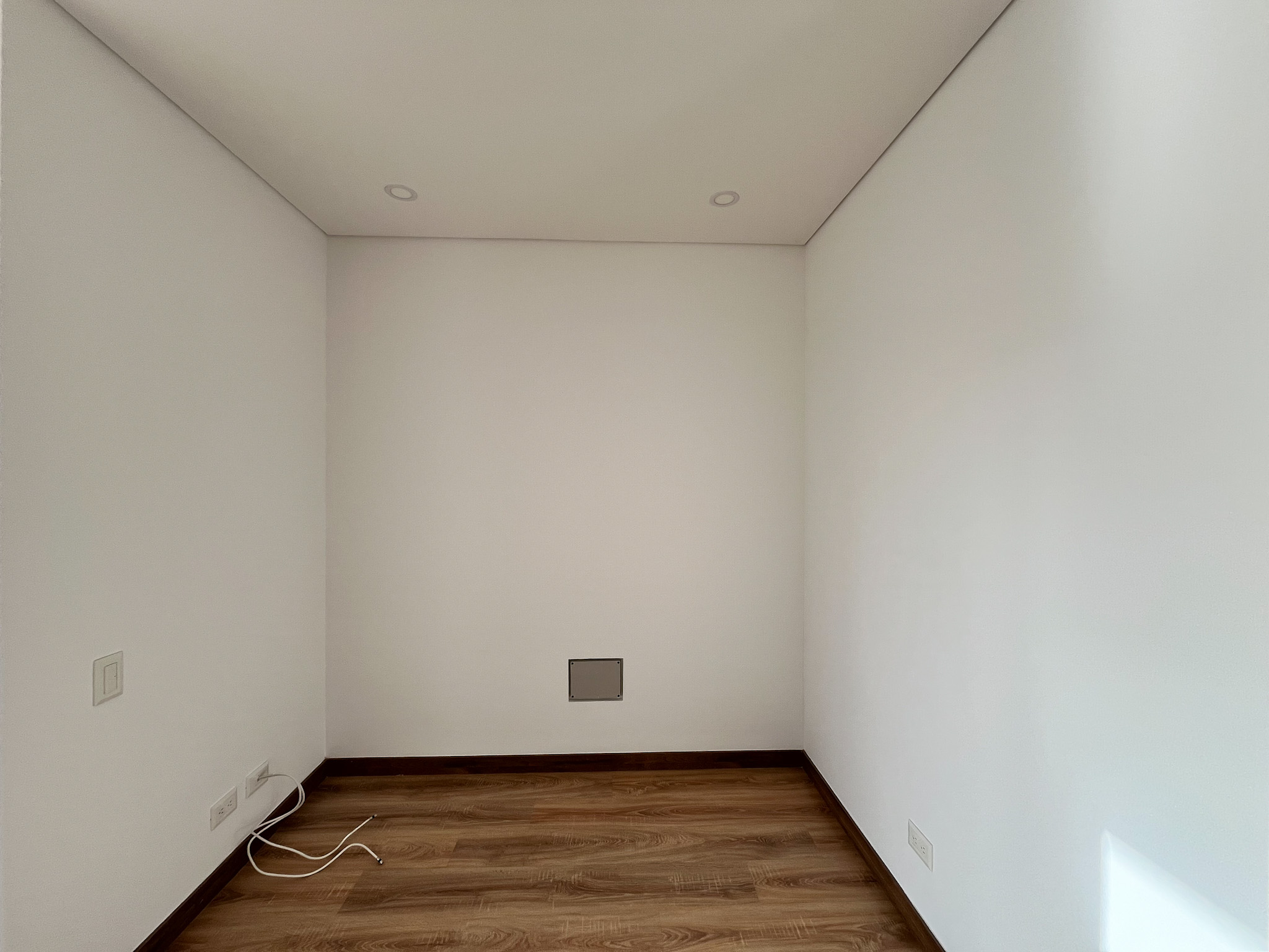 Estudio independiente con piso en madera y luz natural