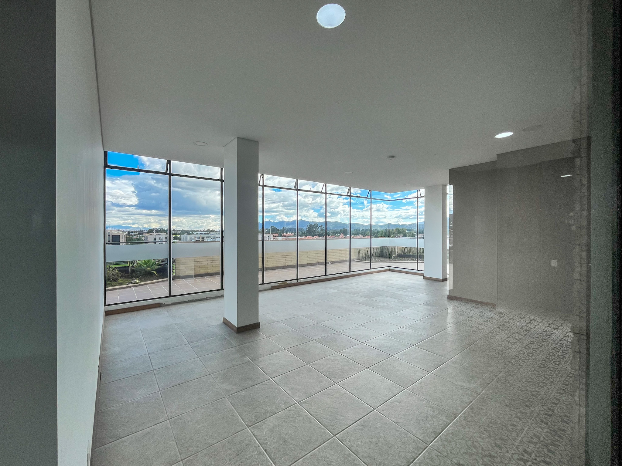 Salón social acristalado del conjunto con vista a la sabana